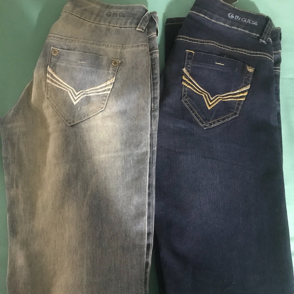 2 skinny jeans.